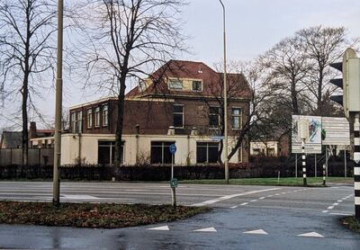 Het oude gemeentehuisGefotografeerd in 2004 door mevrouw Judith Kaars Sijpesteijn 'አነች 리T Putten, Gemeentehuis.'. - Stationsstraat 1, Putten