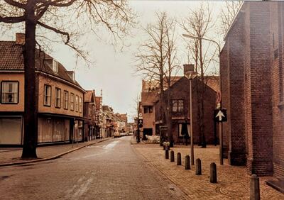 Links: Dorpstraat 1 - 1984 Uit de collectie van mevrouw Judith Kaars Sijpesteijn - Dorpsstraat 1, Putten