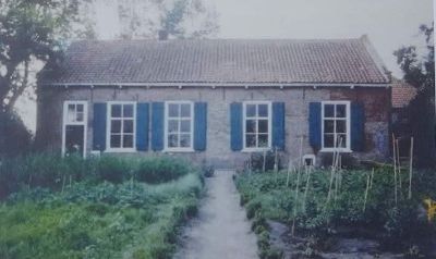 Boerderij de Voordijk met voorhuis en hof, gemeente Putten. De opstal op de foto dateert uit 1861. In de achttiende en negentiende eeuw vergaderden de dijkstoel en de geërfden van de polder Arkemheen regelmatig op deze boerderij. - Hoornsdam 6, Putten