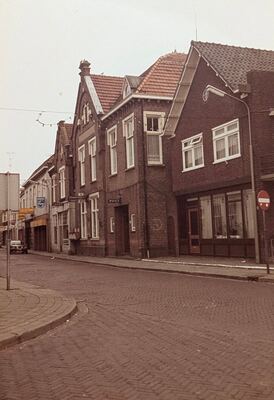 Post en spaarbank aan de Dorpstraat Uit de collectie van mevrouw Judith Kaars Sijpesteijn - Papiermakerstraat 20, Putten