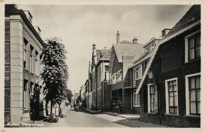 Rechts boerderij van Gerrit van den Berg, links huis Gemeente geneesheer woningnr. 1944 - Dorpsstraat 49, Putten